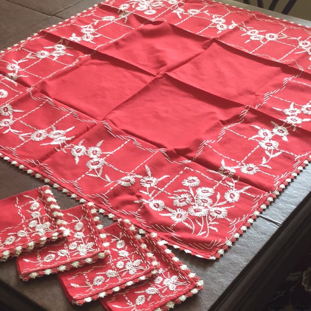 Darling VTG Tablecloth and 4 napkins, Embroidered. Western vibe!